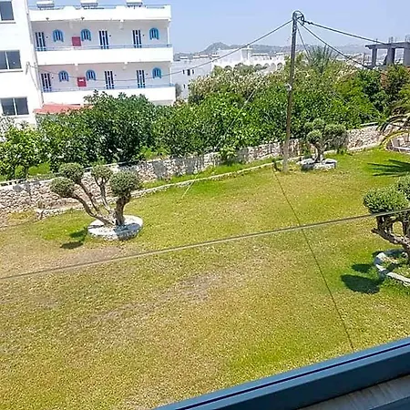 Ξενοδοχείο με διαμερίσματα Lilly Φαληράκι